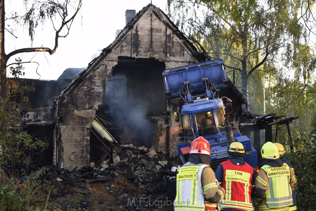 Grossfeuer Einfamilienhaus Siegburg Muehlengrabenstr P0934.JPG - Miklos Laubert